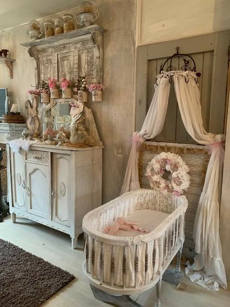 Nursery At Grandmas House, Nursery Old Fashioned, Royal Baby Rooms, Mia Core, Princess Nursery, Baby Room Themes, Future Apartment Decor, Room Baby, Nursery Room Inspiration