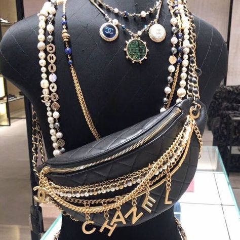 It’s the Chanel All About Chain Waist Bag, details via here... Image via @judyhao2005 Chanel Waist Bag, Chanel Details, Chanel Makeup Bag, Cute Laptop Bags, Letter Earrings, Chanel Makeup, Bag Details, Favorite Handbags, Chanel Spring