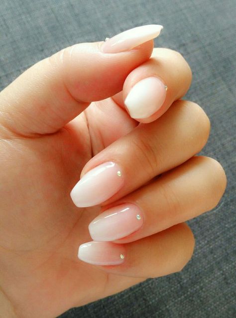 Nude ombre nails by @czumaczech #nude #ombre #crystal #nails #simple Nude Ombre Nails, Hallographic Nails, Pink And White Nails, Ombre Nail Art Designs, Winter Nails Acrylic, Nail Art Ombre, Christmas Nails Acrylic, Thanksgiving Nails, Nail Polish Designs