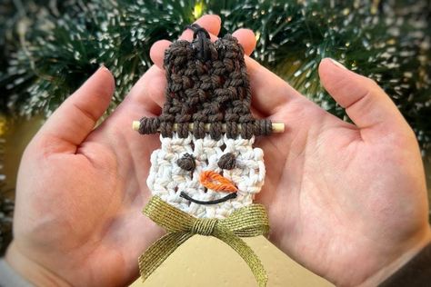 Adorable Macrame Snowman Ornament Tutorial - 2024 Macrame Christmas Challenge | Macrame for Beginners Macrame Gingerbread Man, Macrame Beginner Projects, Makramee Christmas, Macrame Snowman, Easy Macrame Christmas, Macrame Christmas Decorations, Macrame Tutorial Beginner, Beginners Macrame, Macrame For Beginners