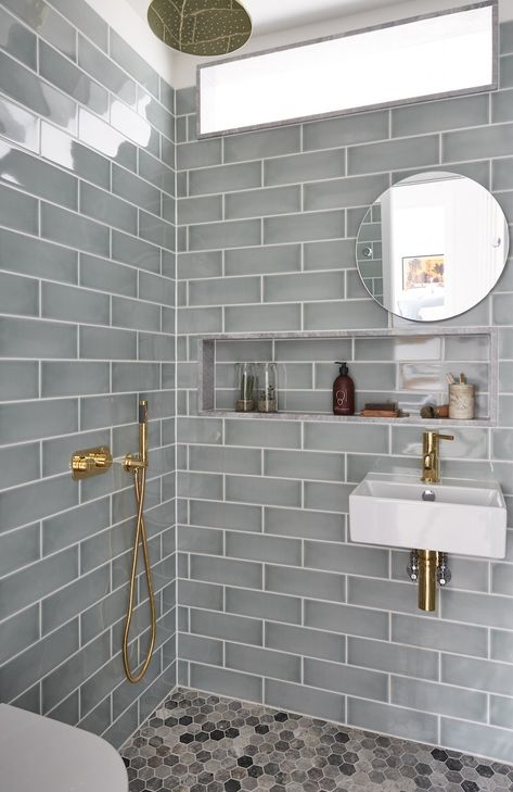 Charming Bijou London Apartment By Maurizio Pellizzoni  #bathroom #shower #showering #interior #interiors #interiordesigns #tiles #bathroomdesigns Wet Bathroom Ideas, Small Wet Room, Tile Shower Niche, Small Shower Room, Wet Room Bathroom, Shower Niche, Tiny Bathrooms, London Apartment, Upstairs Bathrooms