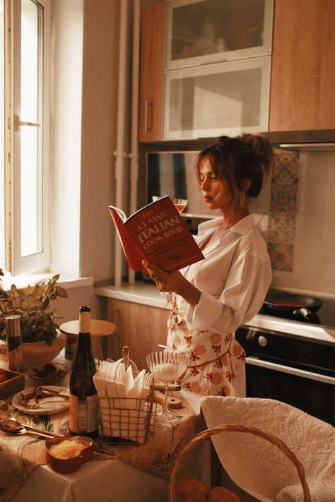 Cooking Photography, Foto Portrait, Girl Cooking, Photographie Portrait Inspiration, Fotografi Editorial, Photographie Inspo, Foto Casual, Branding Photoshoot, Classic Italian