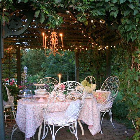 romantic candlelight dinner Evening Garden, Vintage Garden Parties, Terrace Decor, Backyard Seating, House Gardens, Outdoor Dinner, Tea Party Garden, Tea Garden, Vintage Garden