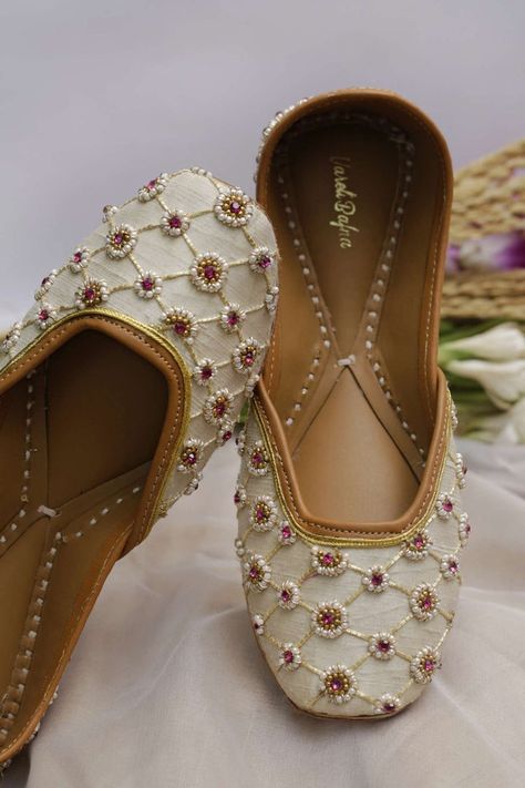 Stone Flowers, South Asian Aesthetic, Pretty Sandals, Cute Images For Dp, Embroidered Leather, Lace Neckline, Stone Work, Suit Designs, Pink Stone