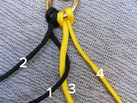 An easy tutorial on how to make a paracord dog leash. This tutorial shows you how to use popular 550 paracord to create a dog leash. Instructions go step-by-step with quality pictures and explanations. This tutorial shows you how to create a very eye-appealing braid which looks amazingly like what you would purchase in a store. Make one for your pet or a gift for a friend. Dog Show Leads Diy, Paracord Dog Leash Tutorial, Dog Leash Diy, Braided Dog Leash, Paracord Dog Leash, 4 Strand Braids, Paracord Bracelet Tutorial, Paracord Braids, Paracord Dog Collars