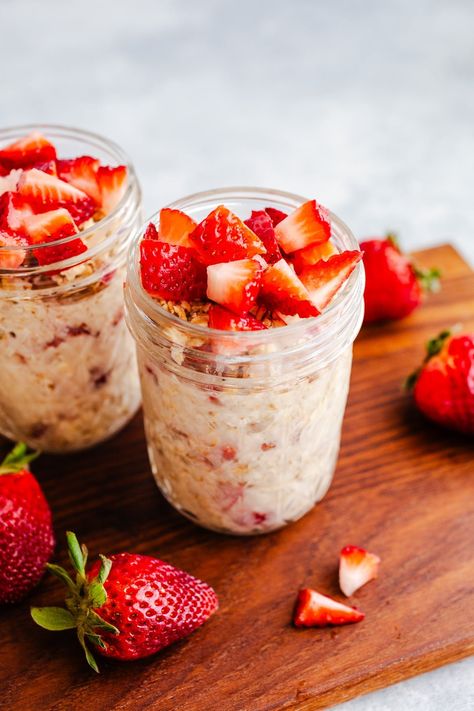 Strawberry Overnight Oats Recipe, Savory Quinoa, Strawberry Gluten Free, Strawberry Overnight Oats, Easy Breakfast Options, Brunch Bread, Overnight Oats Healthy, Delicious Gluten Free Recipes, Oats Recipe