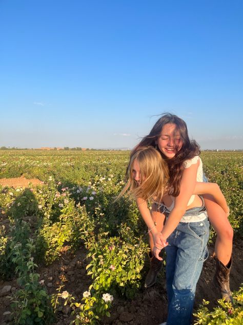 Poses with friends in a flower field In Town Photoshoot Ideas, Flower Garden Pictures With People, Flower Field With Friends, Sunset Pictures With Friends Field, Friends In A Field, Flower Field Photoshoot Friends, Flower Pictures With People, Flower Field Pictures, Recreation Pictures