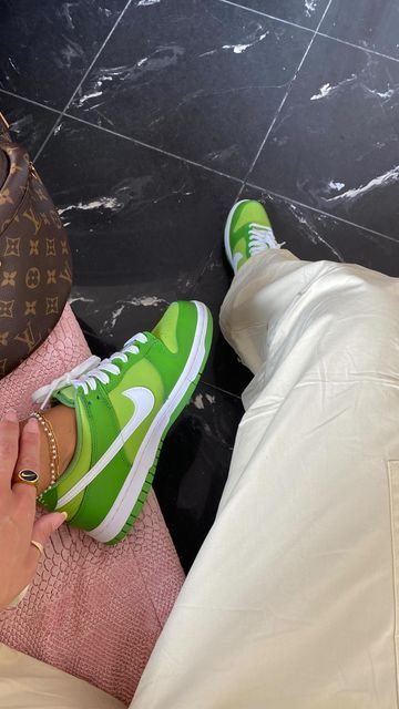 Nike Dunk Chlorophyll Outfit, Dunk Chlorophyll Outfit, Nike Dunk Chlorophyll, Dunk Verte, Chlorophyll Dunks Outfit, Chlorophyll Dunks, Green Sneakers Outfit, Pink Uggs With Bows, Green Nikes