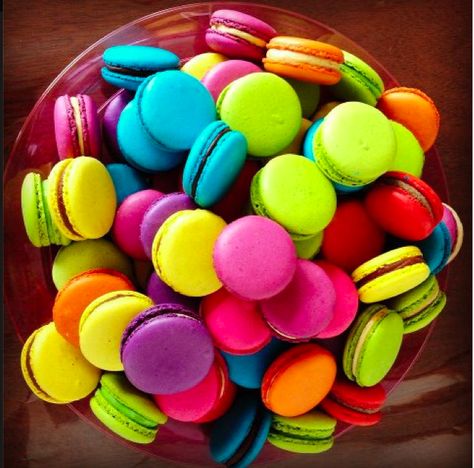 Neon Macarons, Art Party Foods, Colorful Macarons, Glow Birthday Party, Colorful Desserts, Glow Birthday, Rainbow Food, Spring Celebration, Color Festival