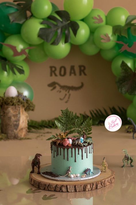 Dinosaur 2nd Birthday Photoshoot, Smash Cake Dinosaur Theme, Dinosaur Birthday Smash Cake, Diy Dinosaur Smash Cake, Dinosaur Smash Cake Photoshoot, Smash Cake Dinosaur First Birthdays, Smash Cake Dino, Dinosaur Birthday Pictures Photo Ideas, Dinosaur Themed Photoshoot