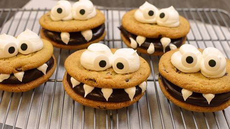 Halloween Sandwich, Halloween Cookies Recipes, Monster Cookies Halloween, Halloween Sandwiches, Elegant Cake Pops, Sandwich Cookies Filling, Spooky Halloween Desserts, Halloween Food Crafts, Halloween Cookie Recipes