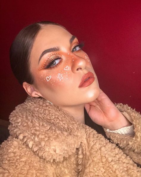 Gingerbread Man Makeup Look, Gingerbread Girl Aesthetic, Gingerbread Eye Makeup, Ginger Bread Makeup, Gingerbread Makeup Look, Gingerbread Man Makeup, Gingerbread Makeup, Gingerbread Man Shrek, Gingerbread Costume