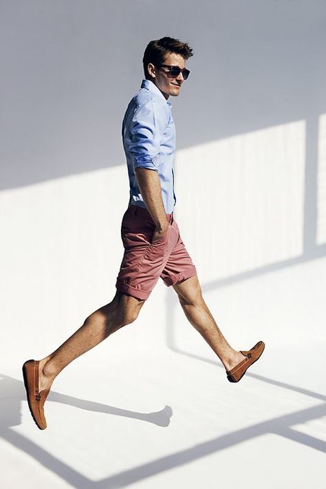 Men Outfits With Loafers- 30 Ideas How To Wear Loafers Shoes Summer Menswear, Summer Prep, Light Blue Dress Shirt, Faded Colors, Summer Uniform, Mens Summer Outfits, Preppy Summer Outfits, Men With Street Style, Outfits Hombre