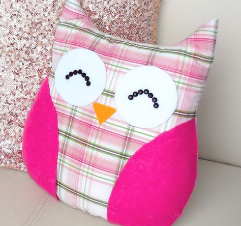 HI guys! In today's video I will show you how to make this easy owl pillow. There are tons of ways of making these pillows but this is the version I came up with, so I hope it can inspire you and let's get started. The first step is to draw on a piece of paper the outline of the pillow. I leave here some designs that can help you with this step: https://www.google.es/search?q=owl+pattern&client=firefox-a&hs=Mlu&rls=org.mozilla:es-ES:official&channel=sb&tbm=isch&tbo=u&a... Owl Pillow Pattern, Pillows Sewing, Diy Owl, Throw Pillow Pattern, Pillows Decorative Diy, Pillow Ideas, Owl Pillow, Owl Crafts, Costura Diy