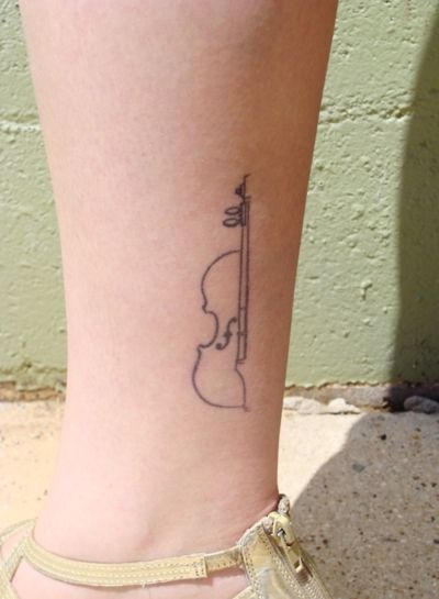 Viola Tattoo, Violin Tattoo, Molecule Tattoo, Music Tattoo Designs, Cellos, Music Tattoo, Music Tattoos, Tattoo Feminina, Wolf Tattoos