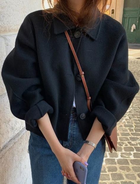 6ae07dcb33ec3b7c814df797cbda0f87desc49961443ri Chic Outerwear, Long Sleeves Coats, Mode Inspo, 가을 패션, Looks Style, Mode Inspiration, Coat Fashion, Outfits Casuales, Black Coat