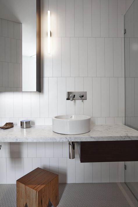 Butter Factory Loft: Walls So Curvaceous They Could Be Cut From Butter Backsplash Marble, Modern Loft Apartment, Patterned Bathroom Tiles, Bathroom Tile Inspiration, Modern Appartement, Modern Bathroom Tile, Tile Layout, White Ceramic Tiles, Room Tiles