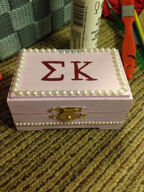 Sigma Kappa pin box. Sorority Pin Box, Big Lil Gifts, Badge Box, Big/little Baskets, Little Gifts Sorority, Greek Crafts, Sigma Kappa Sorority, Sorority Art, Big Little Basket