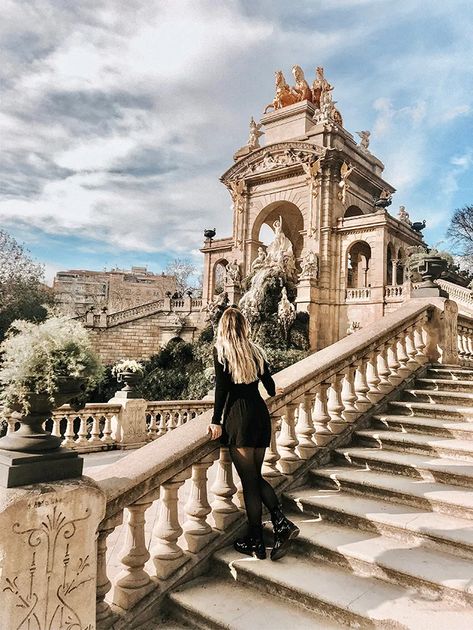 Barcelona Poses Photo Ideas, Barcelona Instagram Pictures, Barcelona Picture Ideas, Barcelona Aesthetic Outfit, Barcelona Photo Ideas, Madrid Photo Ideas, Barcelona Photoshoot, Barcelona Ideas, Barcelona Vibes