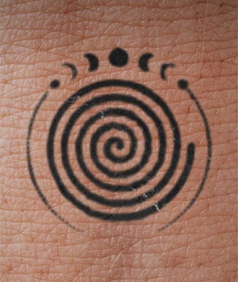 Triskelion Tattoo Design, Pachamama Tattoo Symbol, Triple Spiral Tattoo, Pachamama Tattoo, Trippy Tattoo, Round Tattoo, Side Thigh Tattoos, Spiral Tattoos, Persian Tattoo