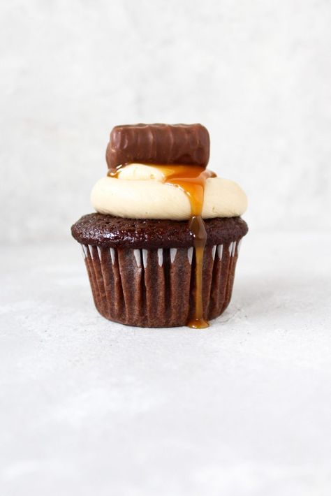 Twix Cupcakes - Sweets by Elise Cupcakes With Caramel Filling, Twix Cupcakes, Cupcakes With Caramel, Twix Candy, Moist Chocolate Cupcakes, Fluffy Cupcakes, Salted Caramel Frosting, Moist Cupcakes, Chocolate Cupcakes Moist