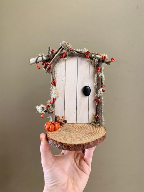 Show Pieces Decor Handmade, Diy Fairy Doors For Tree, Fairy House Diy How To Make A, Small Fairy Garden Ideas, Fairy Entrance, Fairy Door Ideas, Fairy House Door, Fairy Woods, Fairy Garden Tools