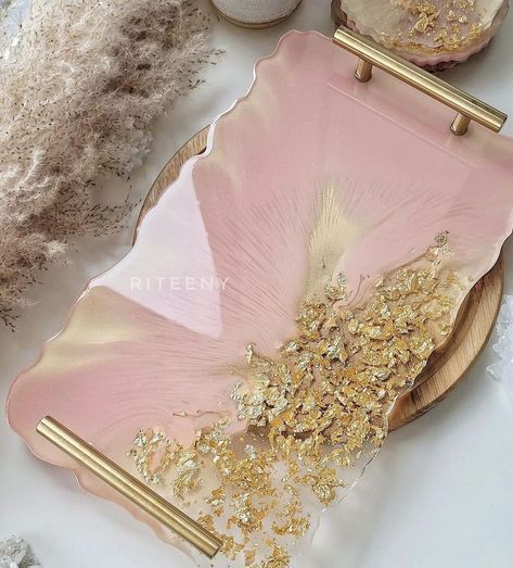 Pink Resin Tray, Rasine Art Ideas, Resin Tray With Flowers, Resin Tray Ideas, Resin Art Tray, Epoxy Resin Tray, Diy Resin Tray, Resin Art Canvas, Seni Resin