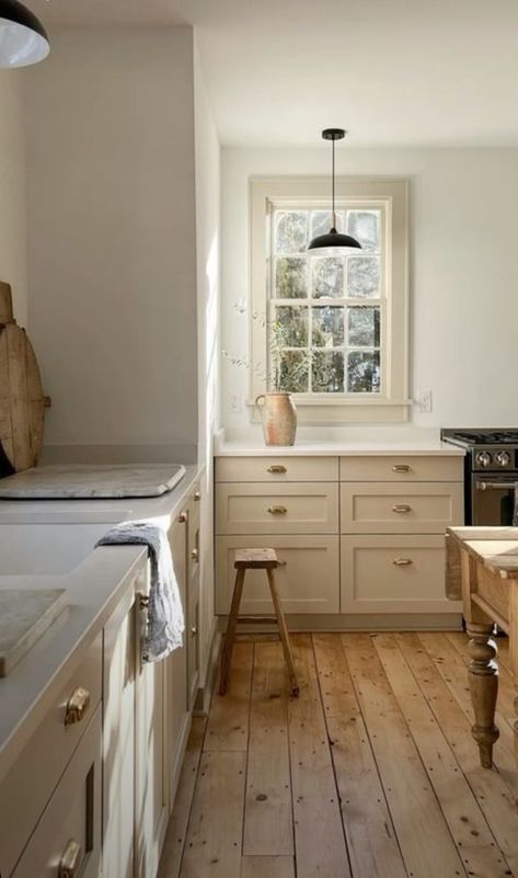 Cosy Cottage Interior, Cream Kitchen Ideas, Danish Farmhouse, White Cottage Kitchen, Cottagecore Home, Square Kitchen, Cottage Renovation, Farm Kitchen, Up House