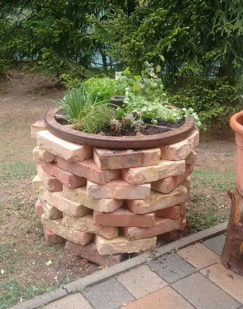 Brick Yard Ideas, Brick Landscaping Ideas, Recycling Organization, Diy Brick Fireplace, Brick Planter, Brick Garden, Bricks Diy, Backyard Garden Landscape, Garden Artwork