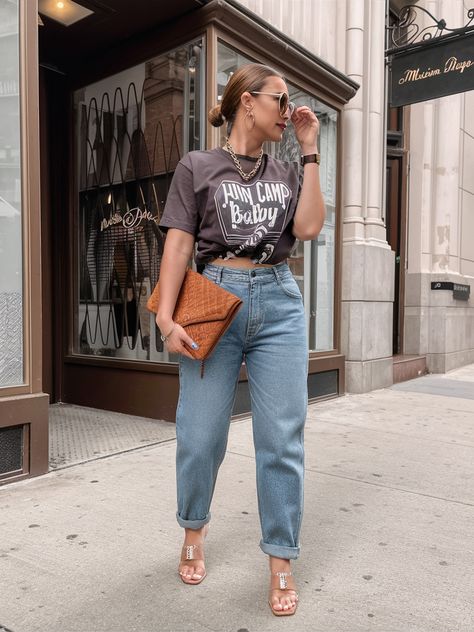 30 Everyday Outfits Ideas 2025: Casual, Summer, Winter Styles & More Vintage Tee And Jeans Outfit, Band Tee And Jeans Outfits, Tee And Jeans Outfit, Looks For Summer, Elegant Minimalism, Rock Band Tees, Winter Styles, Vintage Rock, Warm Autumn