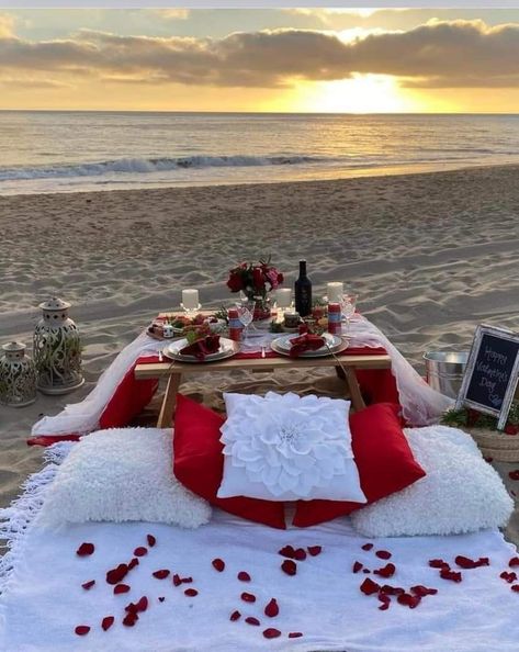 Romantic Picnic Food, Proposal Beach, Romantic Beach Picnic, Beach Picnic Party, Romantic Dinner Decoration, Romantic Room Surprise, Picnic Planning, Romantic Picnic, Luxury Picnic