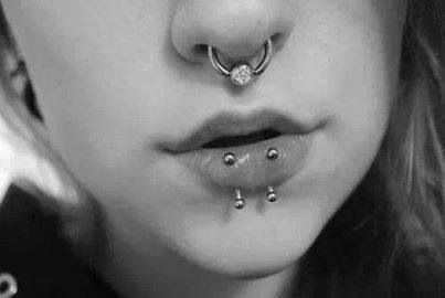 Septum and dolphin bites. Double Vertical Labret Piercing, Piercings Corps, Aes Sedai, Labret Vertical, Piercing Bouche, Vertical Labret Piercing, Mouth Piercings, Vertical Labret, Double Tongue Piercing