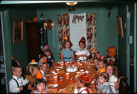 1950s Halloween, Vintage Halloween Party, Autumn Diy, Vintage Halloween Photos, Paper Hats, 90s Halloween, Spooky Stuff, Vintage Halloween Costume, Heart Vintage