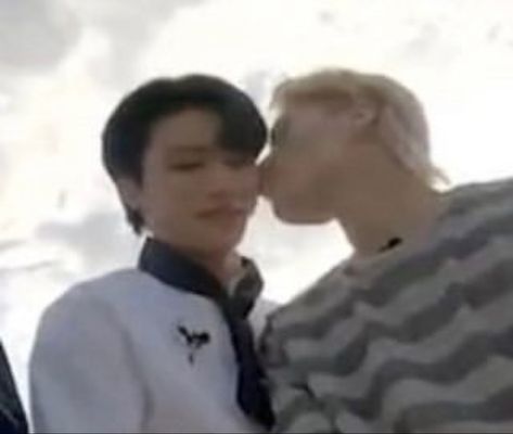 San giving wooyoung a kiss #woosan Woosan Cuddling, Ateez Kissing, Woosan Kiss, Woosan Ateez, Sun And Stars, A Kiss, Pop Group, Books Wattpad, Kiss