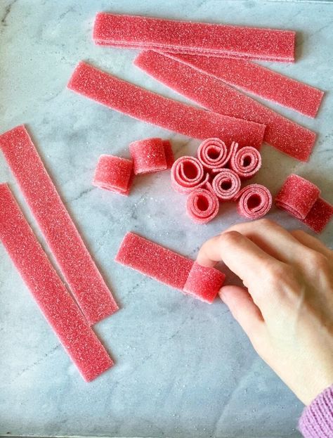 Vegan gummy rolls Sour Gummies Recipe, Fruit Snack Recipe, Vegan Gummy Bears, Healthy Gummies, Homemade Gummies, Recipes Chili, Pasta Bread, Natural Candy, Sandwich Lunch