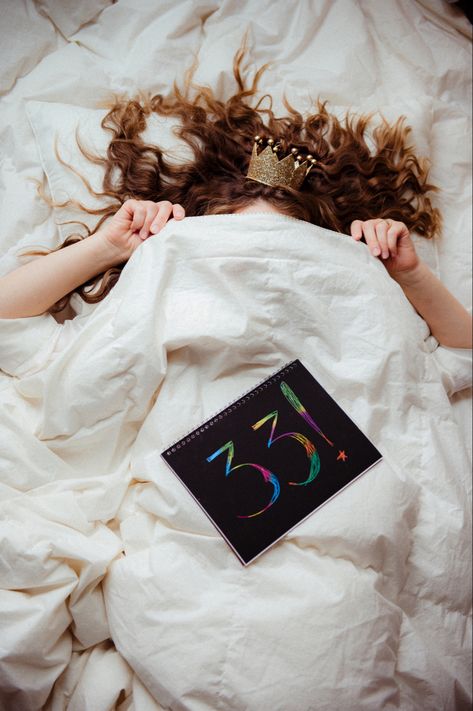 Bedroom Bday Photoshoot, Birthday Crown Photoshoot, Birthday In Bed Photoshoot Ideas, Bedroom Birthday Photoshoot Ideas, Bed Photoshoot Birthday, Birthday Poses For Instagram At Home, Bed Birthday Photoshoot, Bedroom Birthday Photoshoot, Bedroom Photoshoot