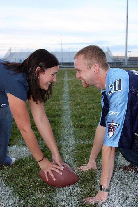 Football family photos! My favorite family photo yet! Football Family Pictures, Senior Sports Photography, Son Football, Stadium Pics, Cheerleading Dress, Winter Maternity Pictures, Photo Theme, Football Moms, Winter Picture