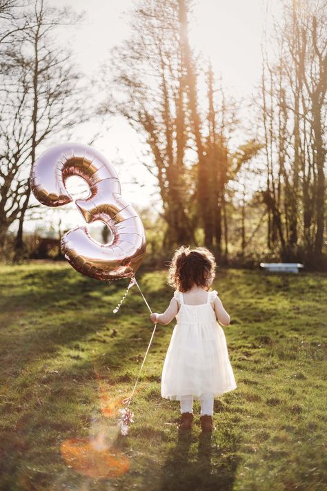 Little girl holding a number 3 balloon at sunset Outdoor 2nd Birthday Photoshoot, Birthday 2 Year Girl, 3 Year Birthday Photoshoot, 2 Year Birthday Photoshoot, Toddler Birthday Photoshoot, 3rd Birthday Pictures, 2nd Birthday Pictures, Outside Birthday, 4de Verjaardag