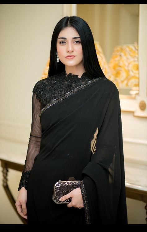 Black Saree With Hijab, Actress Saree Look, Sarah Khan Pakistani Actress, Saree With Hijab, Sarah Khan, Saree Wearing Styles, Simple Saree Designs, Kosem Sultan, Long Skirt Fashion