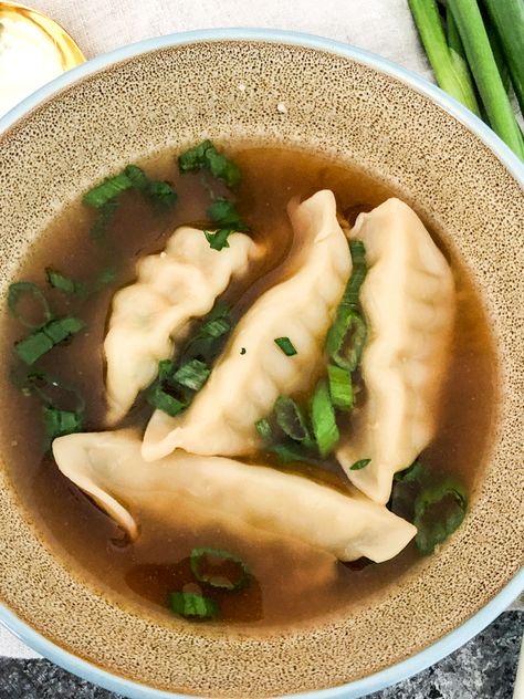 WW friendly Wonton Soup is ready in under 15 minutes and is the perfect side dish to serve with your favorite Chinese take out! Slow Cooker Cashew Chicken, Wonton Soup Recipe, Weight Watchers Lunches, Wonton Recipes, Weight Watchers Soup, Chinese Take Out, Weight Watchers Chicken, Asian Soup, Wontons