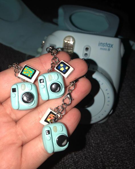 Crafter✨ on Instagram: “Made these miniature polaroid cameras! They match my polaroid camera!😋 • • • • • • • #polymerclay #clay #creation #clayartist #artist…” Clay Polaroid Holder, Clay Camera, Ceramic Camera, Arcilla Ideas, Miniature Camera, Polaroid Cameras, Mini Polaroid, Clay Keychain, Instax Mini 8