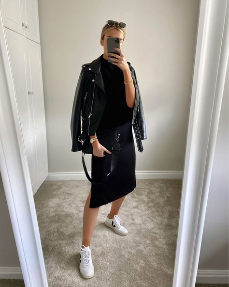 Midi Dress Sneakers, Faux Leather Jacket Outfit, Black Midi Dress Outfit, Biker Jacket Outfit, Knitted Dress Outfit, Dress And Sneakers Outfit, Midi Dress Outfit, Estilo Hipster, Leather Jacket Dress