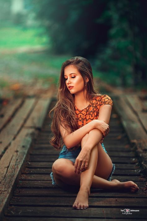 Park Shoot Ideas, Photoshoot Sitting Poses, Female Modeling Poses, Street Shoot, Street Photography Portrait, Autumn Photos, Outdoor Portrait Photography, Pose Portrait, Senior Photography Poses