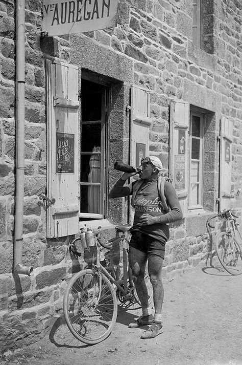 10 Iconic Photographs from the History of Le Tour de France - vol. 3 - We Love Cycling magazine Vintage Foto's, Cycling Pictures, Cycling Posters, Cycling Photography, Velo Vintage, Vintage Cycles, Cycling Race, Bike Photography, Cycling Photos