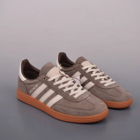 adidas handball spezial earth strata Spezial Adidas, Adidas Handball Spezial, Adidas Handball, Adidas Sneakers Women, Adidas Spezial, Shoes Adidas, Grey Adidas, Adidas Shoes, Adidas Women