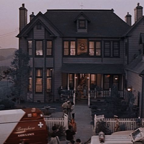 Woodsboro Aesthetic Scream, Scream 2 Movie Aesthetic, Scream House Aesthetic, Scream House Movie, Scream Aethstetic 1996, Scream Aethstetic Movie, Scream Shifting, Stu Macher House, Woodsboro Aesthetic