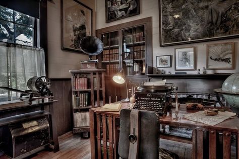 Indiana Jones Room, Explorer Decor, Steampunk Office, History Decor, Writer Aesthetic, Studio Workspace, Adventure Room, Classic Room, Collection Room