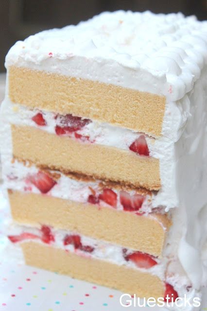 Elegant Strawberry Layered Pound Cake made with Sara Lee Pound Cake from @Brandy@Gluesticks. Layered Pound Cake, Sara Lee Pound Cake, Pond Cake, Cake No Bake, Cake With Strawberries, Sara Lee, Pound Cake With Strawberries, Frozen Cake, Pound Cake Recipes