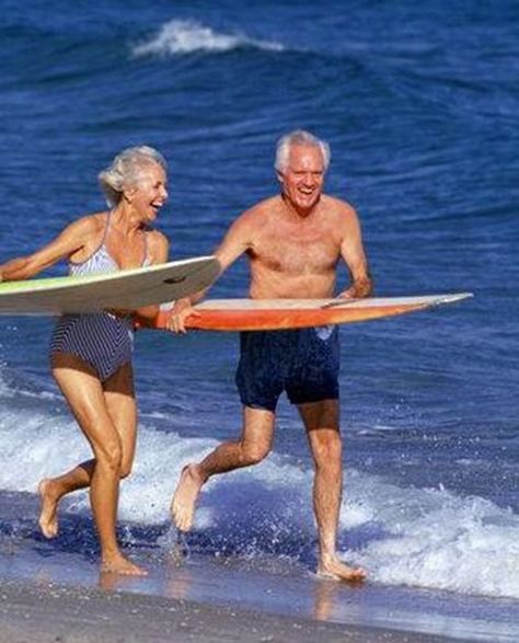 20 Photos of Love That Knows No Age Limits Sup Yoga, Growing Old Together, Ageless Beauty, Young At Heart, Victor Hugo, Aging Well, Old Age, Old People, Aging Gracefully