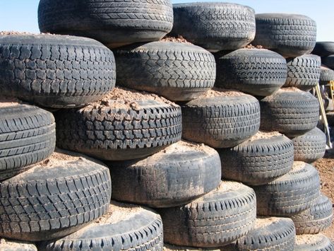 tire-retaining-walls Tire Wall, Recycled Building, Earthship Biotecture, Polystyrene Insulation, Passive Solar Homes, Earthship Home, Tin Walls, Old Tires, Solar House